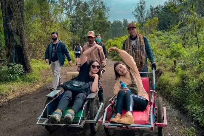 Gak Perlu Capek ! Begini Cara Naik Gunung Ijen Pakai Ojek Troli